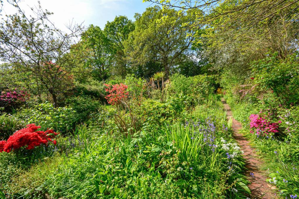 Lot: 122 - DETACHED COLT BUNGALOW WITH POTENTIAL - Garden